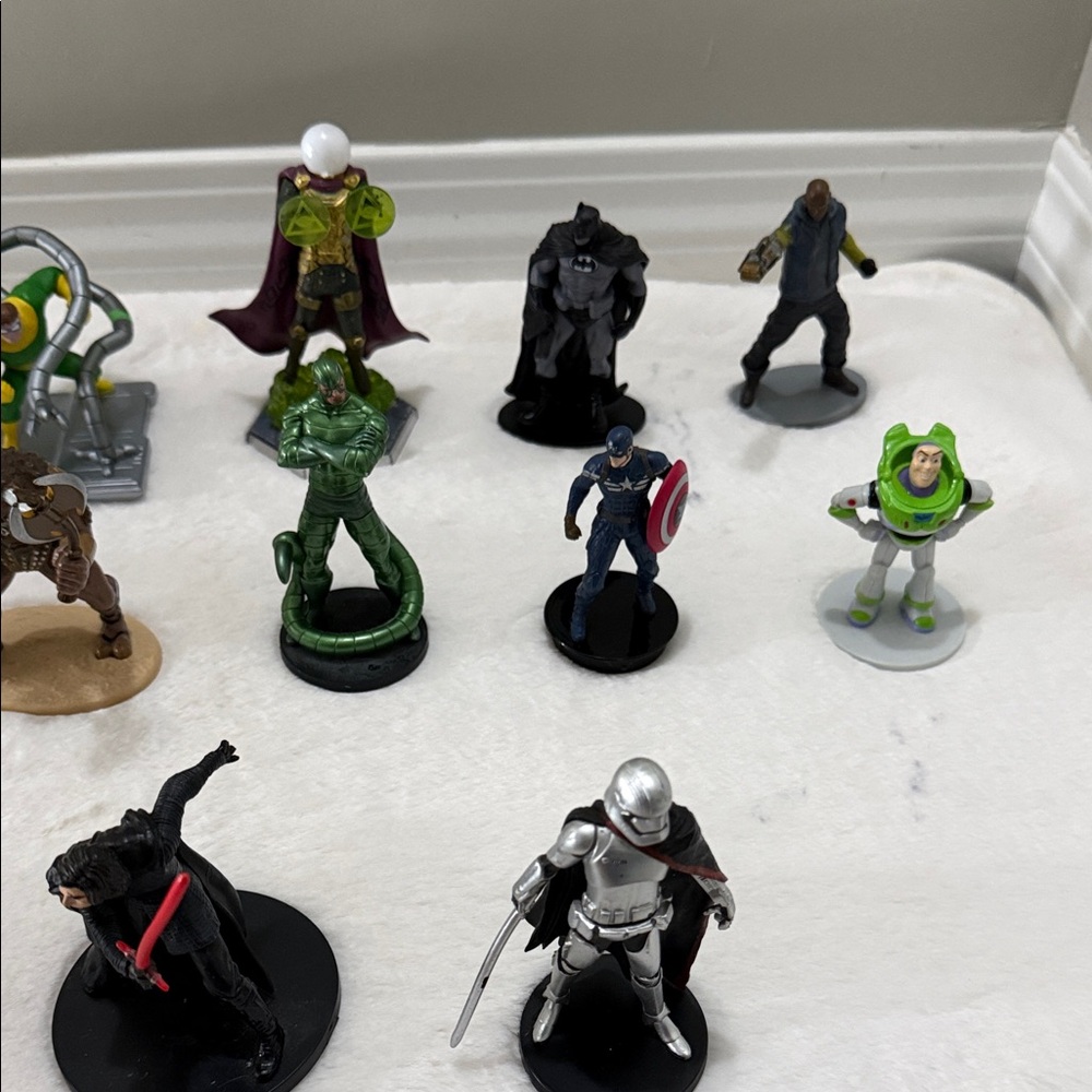 Assorted Action Figures Collection - Picture 4 of 11